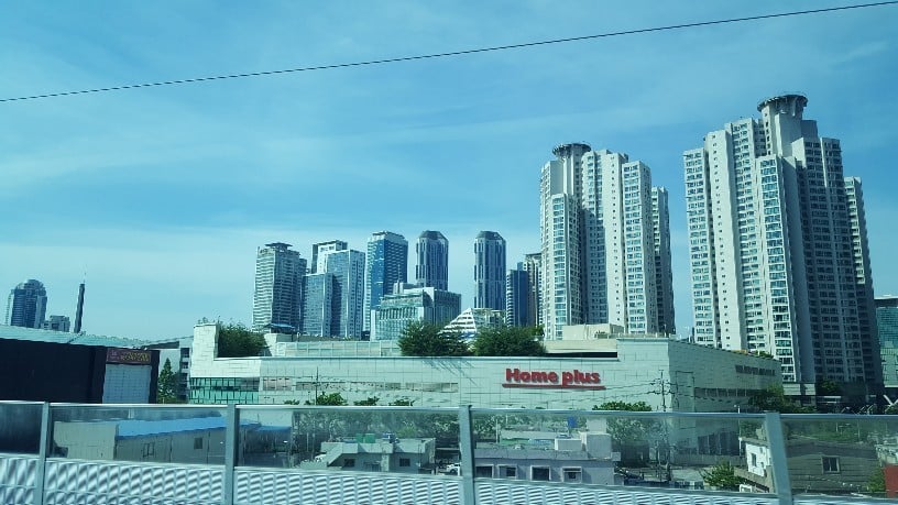 べクスコの高層ビルとホームプラスの風景。