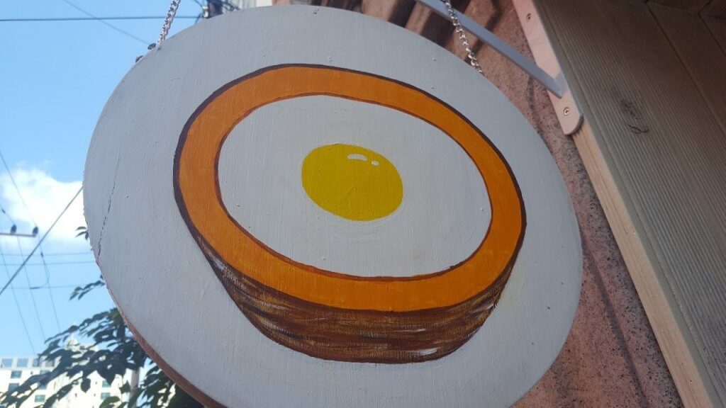 卵の絵が描かれた看板の写真