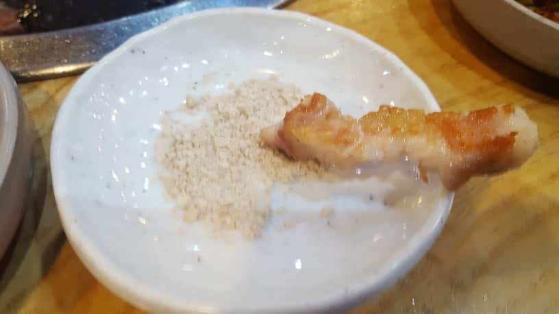 サムギョプサルと塩の写真