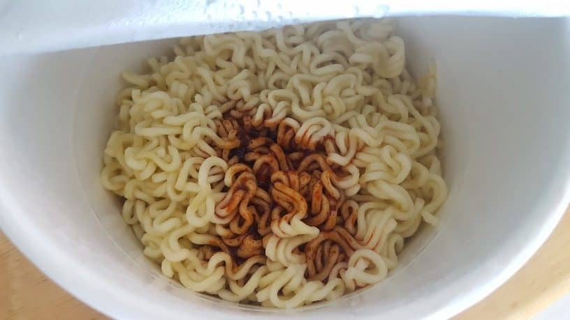 麺に液体ソースをかけた写真
