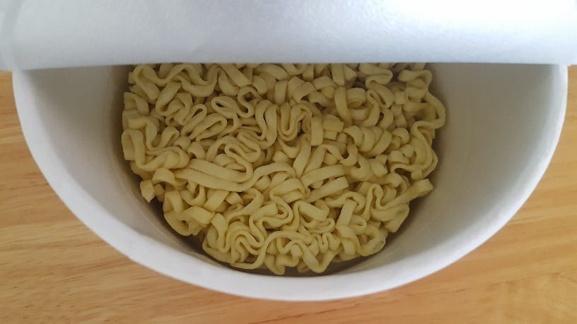 カップに入った平たい麺の写真