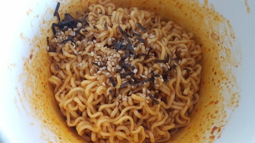 麺にふりかけがかっかている様子の写真