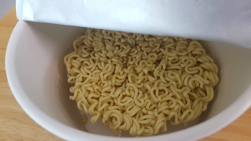 カップに入った麺の写真
表示線が見える