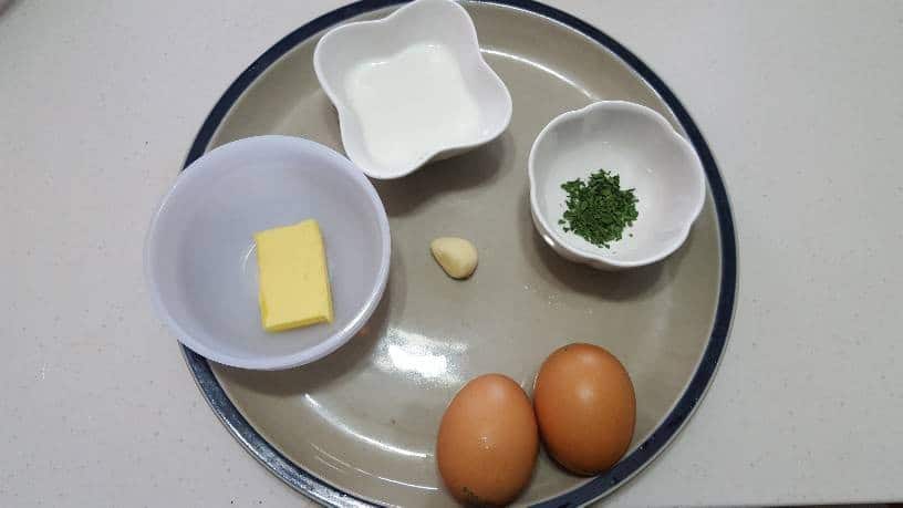 卵、パセリ、バターの写真